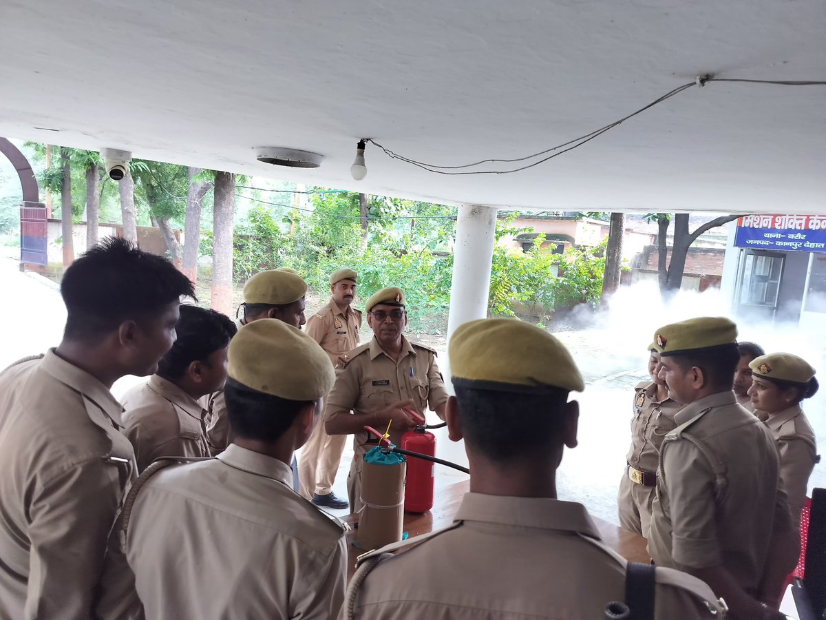 kanpurdehatfire's tweet photo. आज दिनांक 08.09.2026 को श्रीमान अपर पुलिस महानिदेशक अग्निशमन एवं आपात सेवा उत्तर प्रदेश एवं पुलिस अधीक्षक कानपुर देहात महोदय के आदेशानुसार एवं सीएफओ महोदय के निर्देशन में थाना सट्टी, में उपस्थित सभी कर्मचारियों को अग्निशमन उपकरणों के संचालन का प्रशिक्षण दिया गया| https://t.co/TSeQ1fe9qF