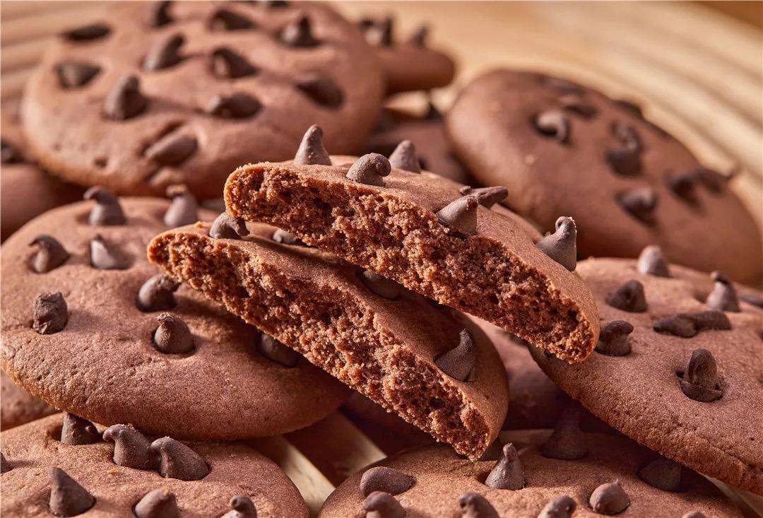 thayscoutto's tweet photo. Just had the coziest Sunday baking session—fluffy chocolate chip cookies straight outta the oven, still warm and oozing with melty chocolate. Worth every flour mess on my counter! https://t.co/oW6UUWZjAT