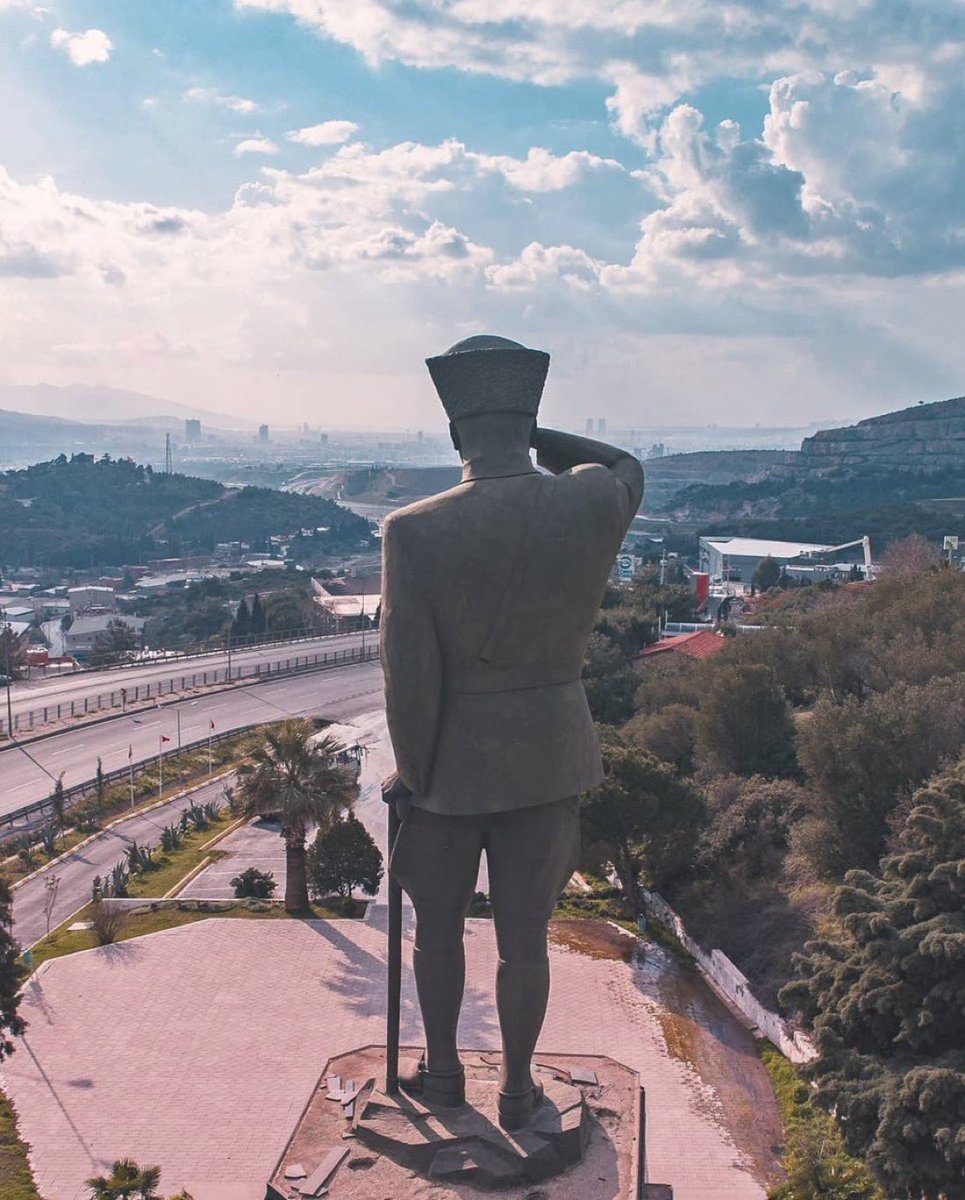 izmirgeyik's tweet photo. Mustafa Kemal Atatürk 9 Eylül’den bir gün önce Belkahve’den İzmir’e bakarak, “Bu şehre bir şey olacak diye çok korktum...” https://t.co/Pc01Z68xbP