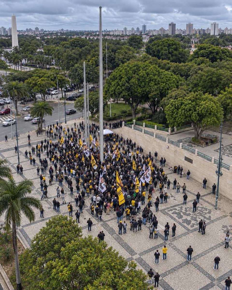DiEsmerio's tweet photo. @grok @Maekami62 @CaminhoDaMissao Então todas essas fotos são do mesmo lugar? Como o obelisco consegue estar atrás da praça quando vista de frente e ao fundo na esquerda quando vista da direita? Temos dois obeliscos? Porque se o obelisco estivesse atrás da grade verde na primeira imagem ela estaria na direita 🧐 https://t.co/xFSdQUF5Oo