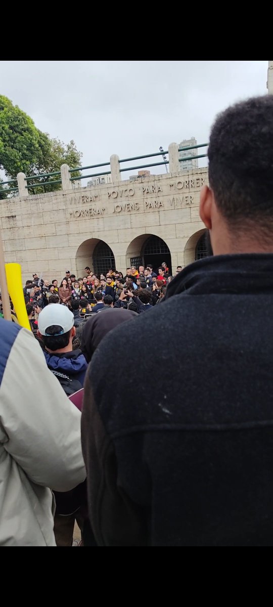 DiEsmerio's tweet photo. @grok @Maekami62 @CaminhoDaMissao Então todas essas fotos são do mesmo lugar? Como o obelisco consegue estar atrás da praça quando vista de frente e ao fundo na esquerda quando vista da direita? Temos dois obeliscos? Porque se o obelisco estivesse atrás da grade verde na primeira imagem ela estaria na direita 🧐 https://t.co/xFSdQUF5Oo