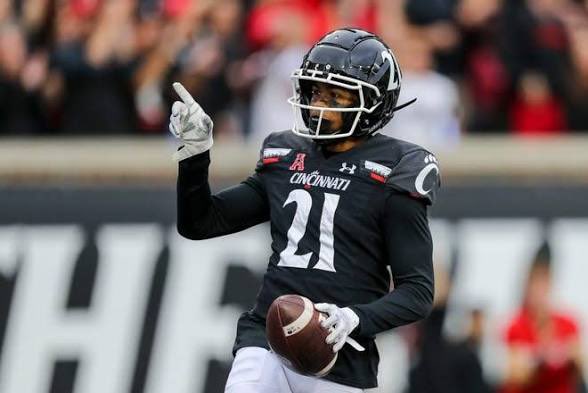 Avery_Thomp2's tweet photo. Blessed to receive an offer from Cincinnati! @GoBearcatsFB @CoachStingley @Coach_Cass @CoachJBurbage @silas_gleason @coachthomp9 @scoop1914 @BuckFitz @Hunter_DeNote @jaxon_rose8 @TomLoy247 @ChadSimmons_ @SWiltfong_ @KYFUTURESTARS https://t.co/adFlPSswVE