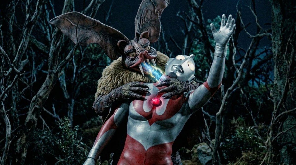 LaYj3NTj2gd9t8X's tweet photo. 暗い森を警戒しながら歩くウルトラマンの背後に音もなく忍びよる不気味な影があった。その影の存在に気づいた時にはドラキュラスの鋭い牙が、彼の首筋に突き立てられていた。全身に痺れを感じた直後、徐々に力が抜けて行くのを感じた。反撃する事できずウルトラマンはその場にガックリと膝をつく。続く https://t.co/3pDvMZAALP