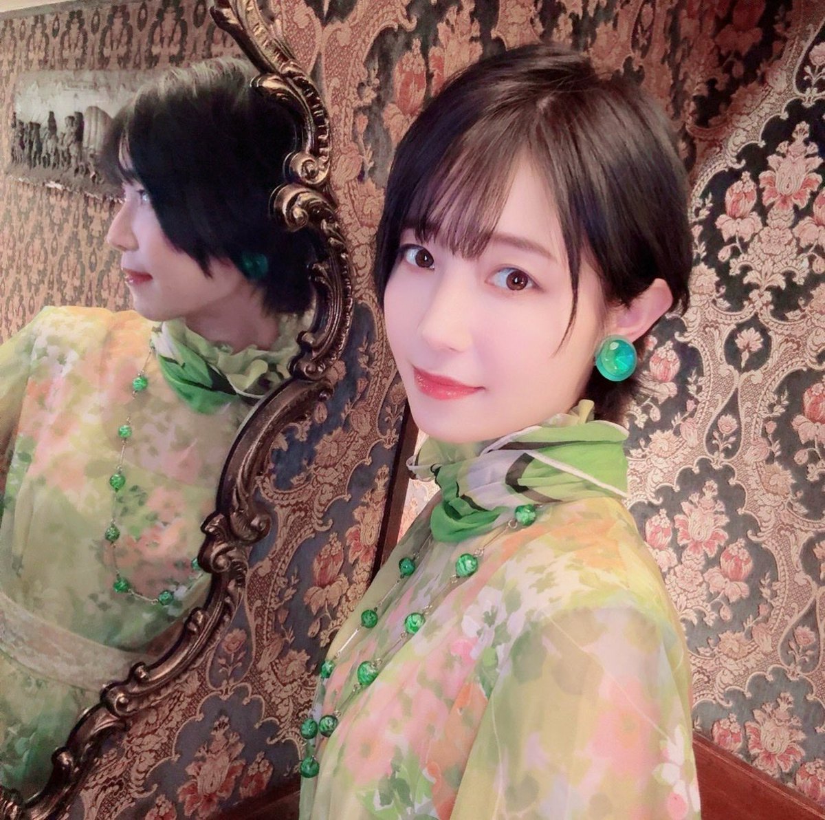 ErikoMatsui's tweet photo. ウマ娘のアニバーサリーブック✨️
本日発売です🌹✨️

レトロな雰囲気でのウマ娘寮長対談をフジキセキ役として掲載していただきました〜☺️✨️

お衣装も黄色と緑の華やかなお洋服を用意していただきました💐
よろしくお願いしまーす！

オフショット📷 https://t.co/HFjxcwwTnR