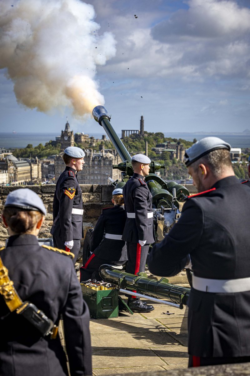 ArmyinScotland's tweet photo. Some traditions aren't just watched. They're carried on. Today, soldiers from 47th Regiment Royal Artillery stood where soldiers have stood for over 400 years, marking the Accession of The King with a 21-gun salute at Edinburgh Castle.  

Find out more ⬇️ 
https://t.co/IYXd0bZZ9f https://t.co/73HM7gaDY9