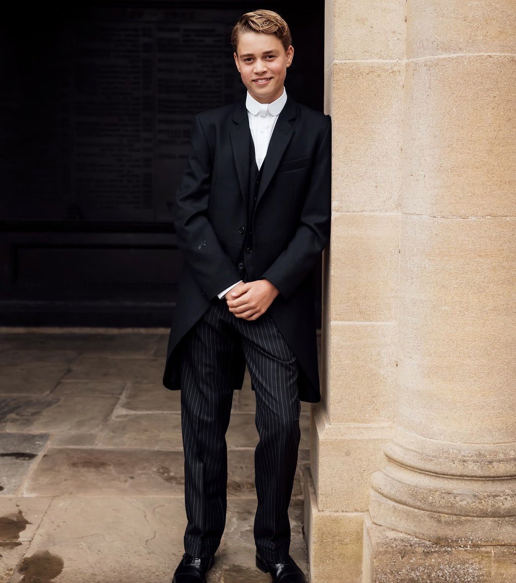 RoyalDickie's tweet photo. A new school term and new pupils. @Eton_College welcomed Prince George today who is following in his father's footsteps. George was welcomed by headmaster Simon Henderson and provost Sir Nicholas Coleridge. New images of George in his Eton school uniform  📷@mattporteous https://t.co/rRpsUcHS5J