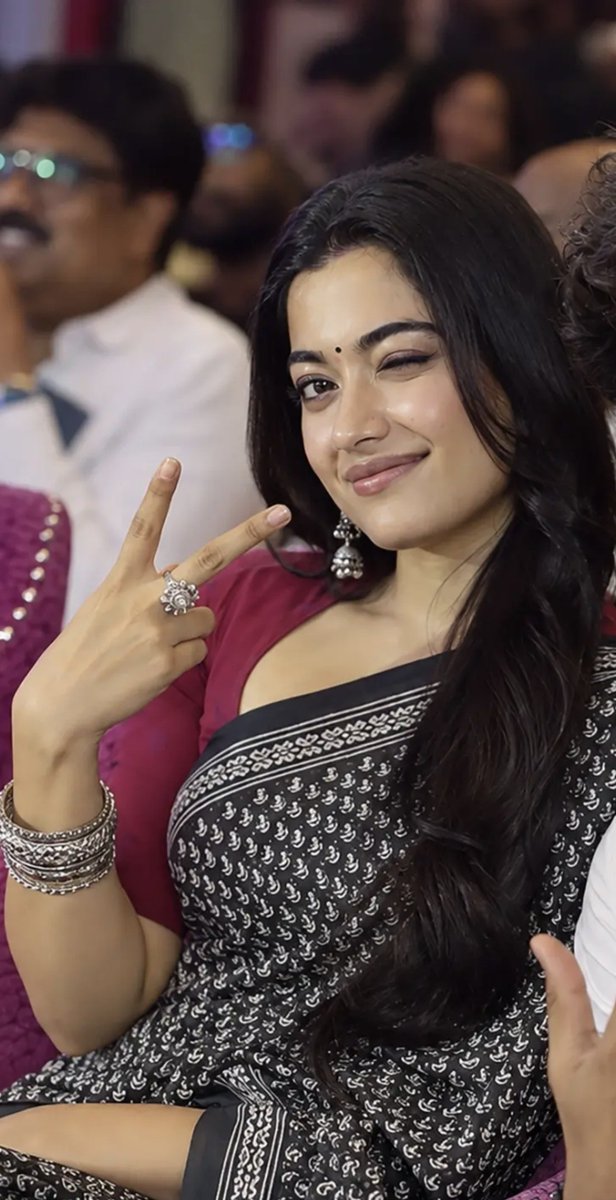 Rashmikadelhifc's tweet photo. Zero shortage of cuteness and gorgeousness over here. ❤️🤌🥰
​#RashmikaMandanna ❤️ https://t.co/vwyw1egt0Z