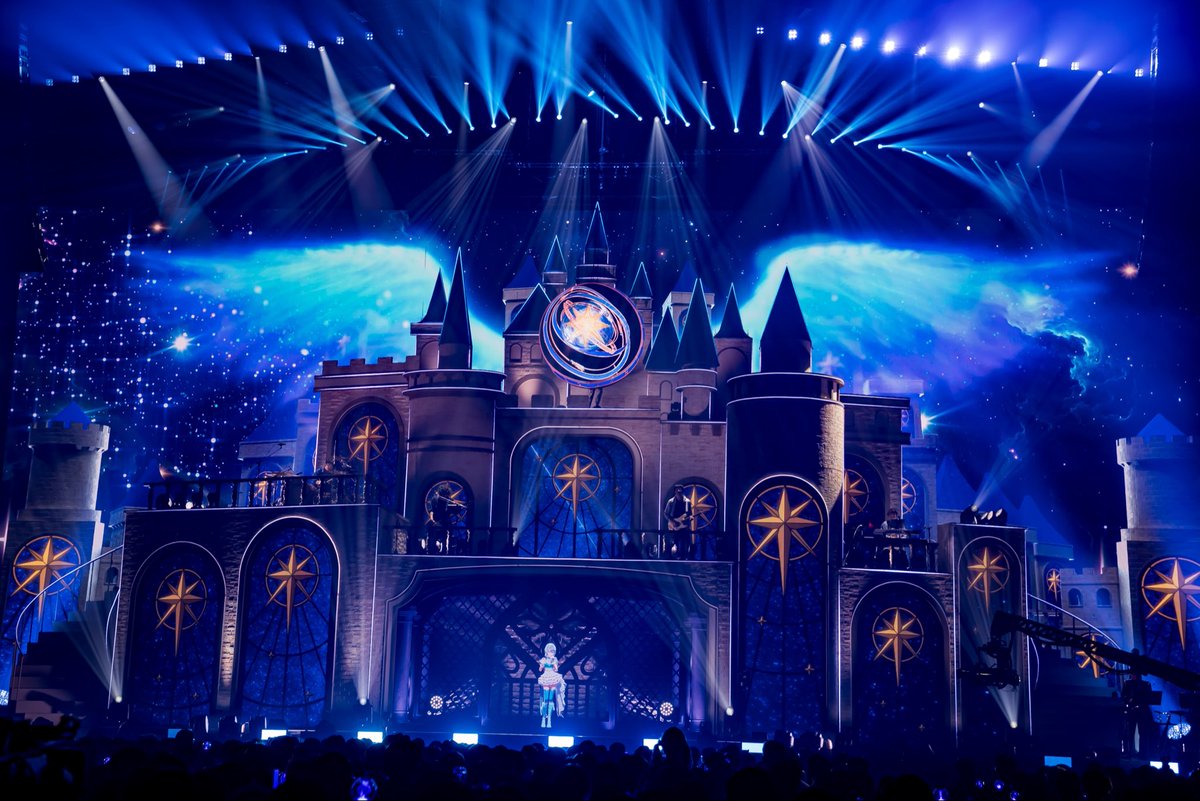ST_STELLAR_info's tweet photo. ☄️#星街すいせい アリーナツアー☄️

HOSHIMACHI SUISEI ARENA TOUR 2026 
"Once Upon a Stellar" 
〜横浜公演Day1〜

ご来場いただいたみなさま、開催を見守ってくれたみなさま
ありがとうございました🏰💎

明日の公演からはオンラインでもお楽しみいただけます✨

引き続き、本ツアーをお楽しみください❕

▼配信チケットはこちら
https://t.co/2xRjg7ADB5

#きらめくほしまち