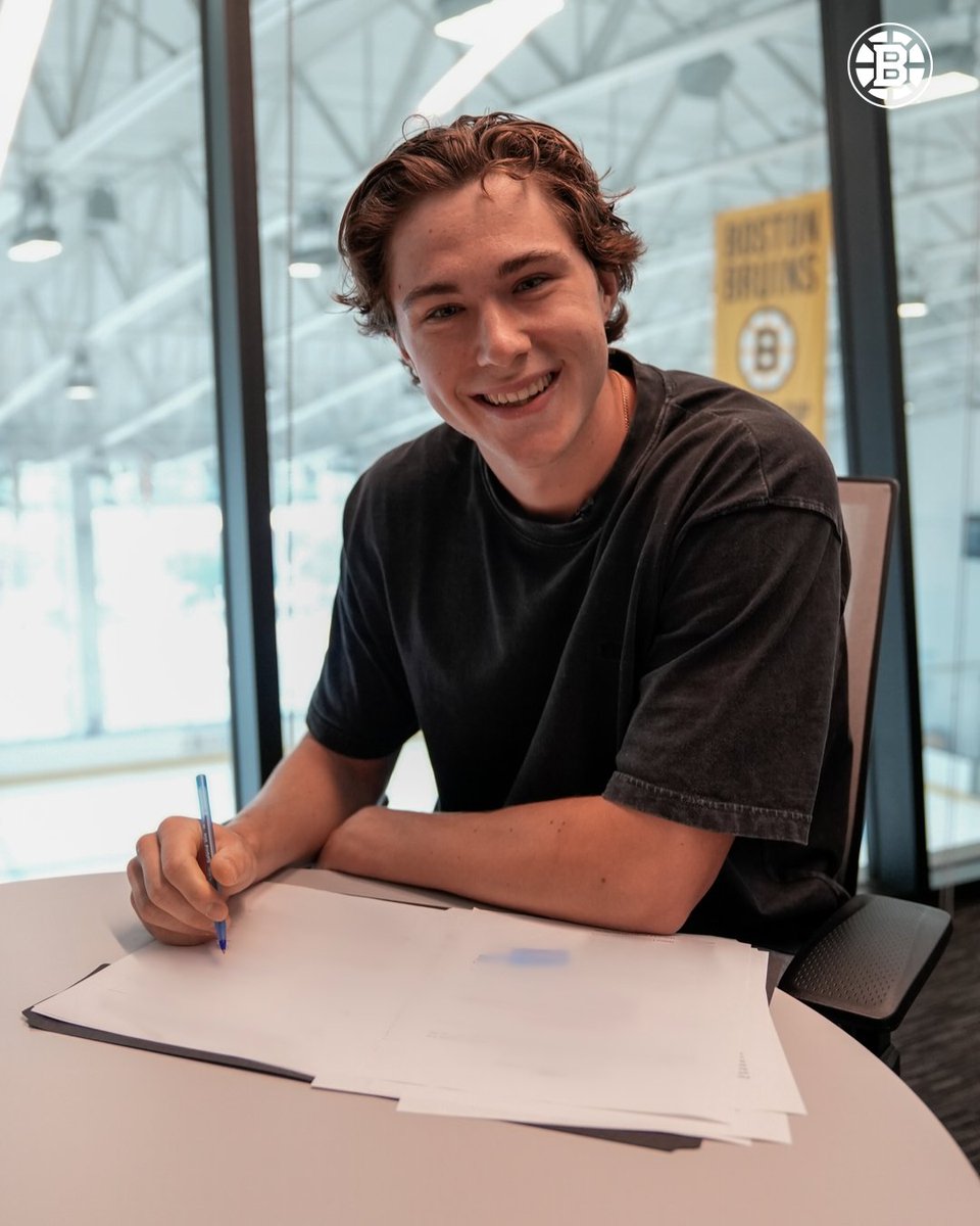 NHLBruins's tweet photo. Newly minted 🖊️ https://t.co/SNz67Iz7z6