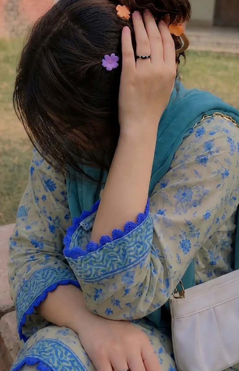 Anayamaazg's tweet photo. چلو بکھرنے دیتے ہیں زندگی کو۔۔
سنبھالنے کی بھی ایک حد ہوتی ہے۔ https://t.co/Z7XDUdsqpB