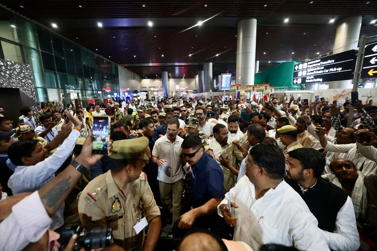 Anand_Journ's tweet photo. LoP LS Rahul Gandhi Reception at Lucknow Airport, Uttar Pradesh https://t.co/intlox5Ktd