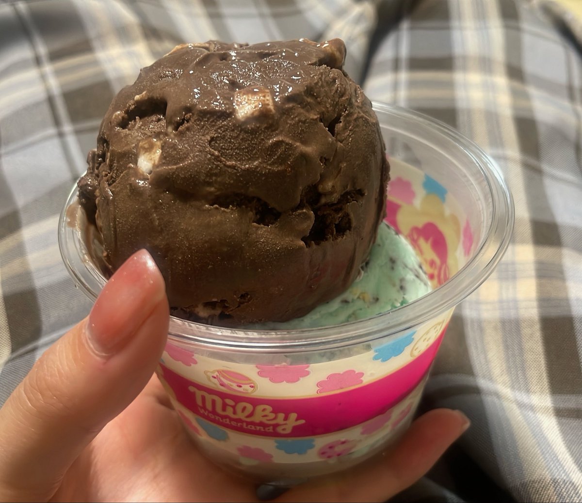 mzk__gm's tweet photo. モバイルオーダー受け取りとは別に入れたかった味を買ってしまった🍨 限定のチョコミント美味しかった😋🍫🌿 (お久しぶりです) https://t.co/6YpYWCdrz6
