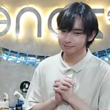 sweetmonamanjah's tweet photo. ginaya niya yung nasa thumbnail ng live nya now 😭 CUTEEE MO!!

#SB19_JUSTIN #justin https://t.co/UUzt71uzgI