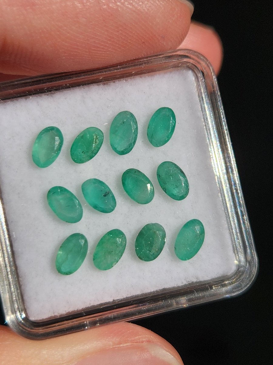 Kka__akk's tweet photo. B90 
산지미상 에메랄드 총 2.5ct 
4~5x3mm, 12알 
색은 동영상이 더 실물에 가까워요, 셋팅용 추천 
50,000
#원석마켓 https://t.co/5a0vsPov2J