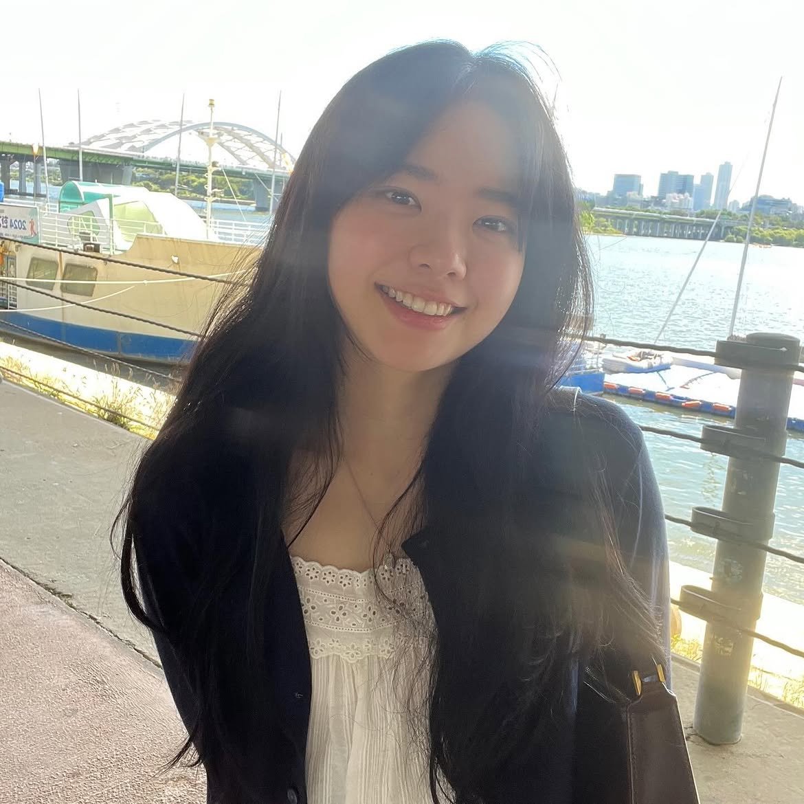 Jaeiqn's tweet photo. @KimWintec OH NOOO!! I can’t have my unnie feeling pouty now, can I? 🥺 Come here, you have my greeting and my prettiest smile now. Hiii, my lovely unnie! 🤍 I hope that makes up for my little absence today. https://t.co/o4F2io1ie2