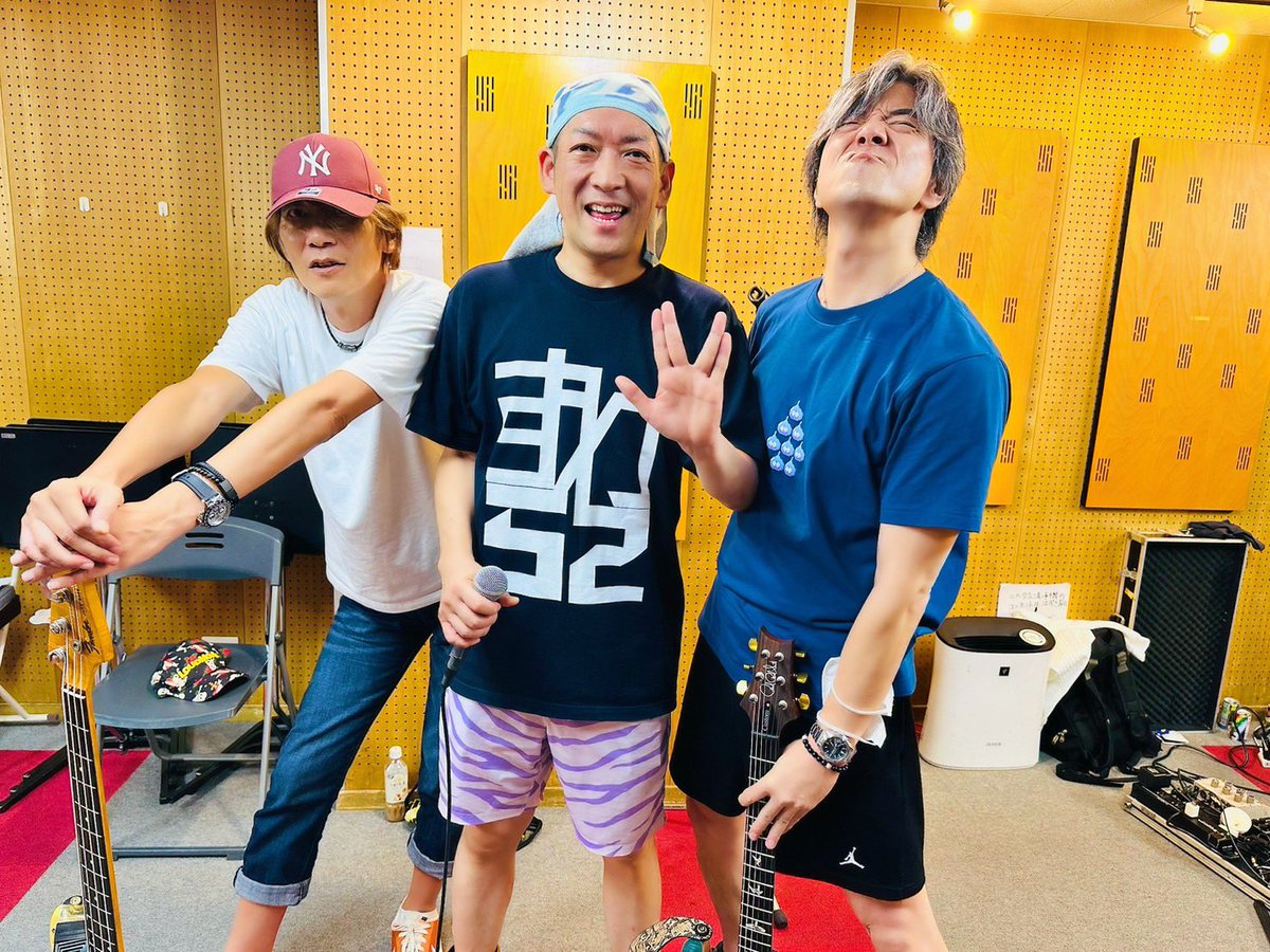 YumetoSBros's tweet photo. 9月21日(祝)神楽坂天窓でのLIVE「アタシの人生を彩る異人達」リハーサル！写真1枚目から順に
すわひでお×SASEBOBROTHERS=長身トリオ。やっぱりヤバすぎた。トイレの電球300w位無駄で👍そしてお初の津村友華ちゃんことツムツムは天然だけどSASEBO曲でのピアノ演奏最高にロック👊。コラボ２回目の鈴木あいちゃん相変わらずの癒し系でコラボピアノは素敵過ぎ✨️。そして初コラボの「アイドルは下剋上」の皆さんは明るく元気でハモリは最高‼️リハ同様に当日もめちゃくちゃ盛り上がる事間違いなし！楽しみだぁ！Yumeto