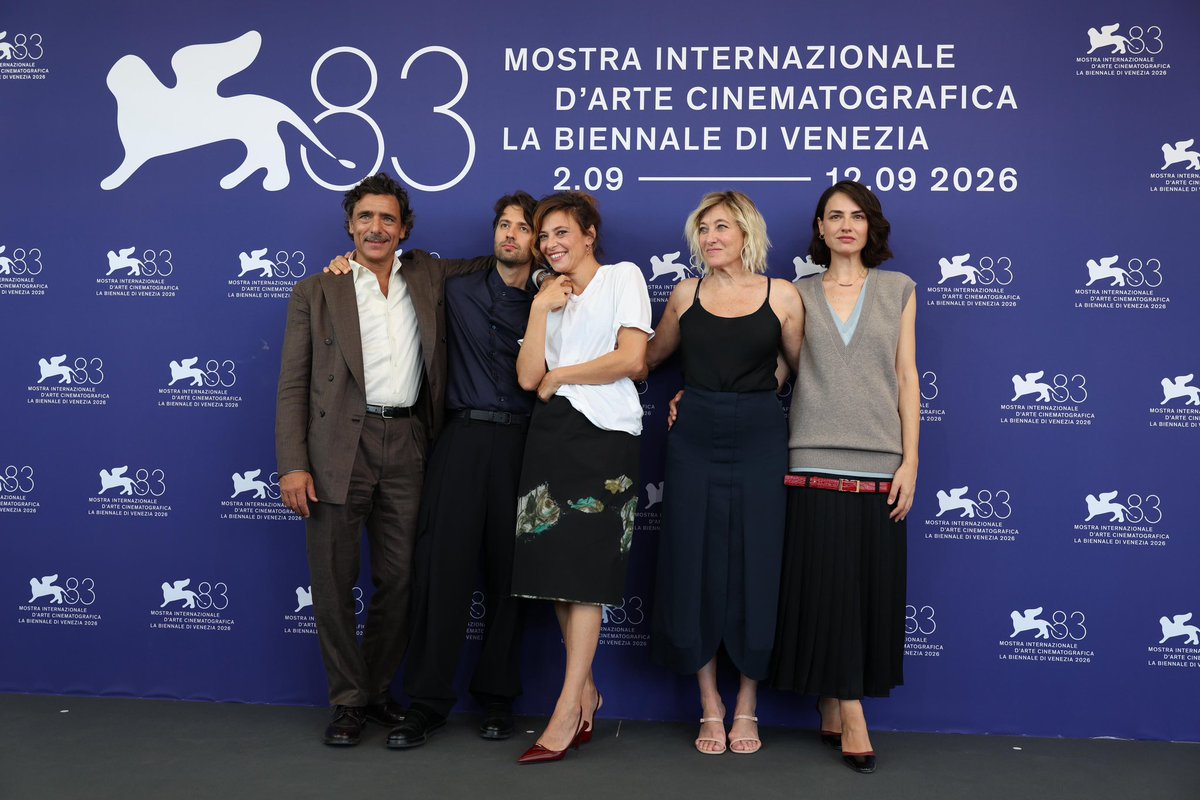 RaiCinema's tweet photo. Super affiatati e pronti a brillare ✨ 
Tra sguardi complici e la magia del red carpet, ecco gli scatti con il regista Paolo Strippoli, Jasmine Trinca, Romana Maggiora Vergano, Adriano Giannini e il cast de #Lestranea, in Concorso a #Venezia83.  @01Distribution @la_Biennale https://t.co/3YE0zr2txG