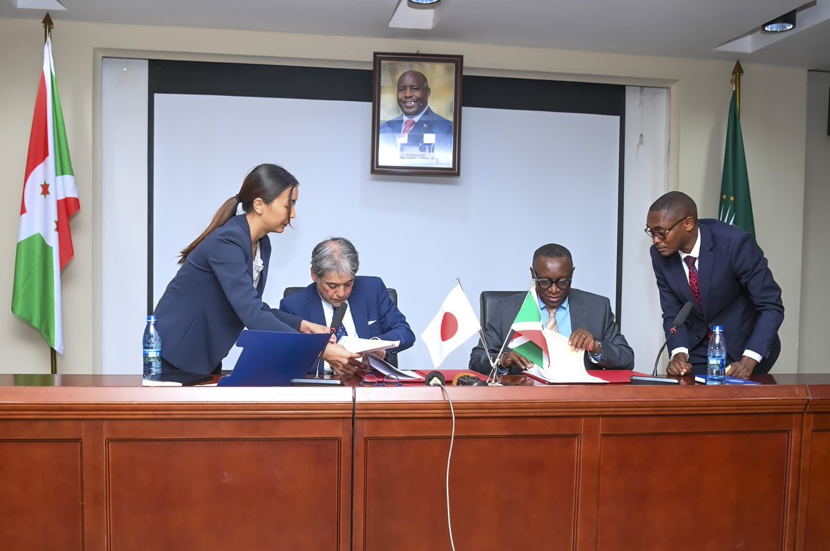 VisionBurundi's tweet photo. Le Burundi et le Japon ont signé un accord d'aide portant sur 2 500 tonnes de riz, d'une valeur d'environ 2,2 millions USD. Les recettes issues de sa commercialisation seront versées à la BRB pour financer des projets de développement convenus entre les deux pays. #Burundi #Japon https://t.co/59A8CtI3yv