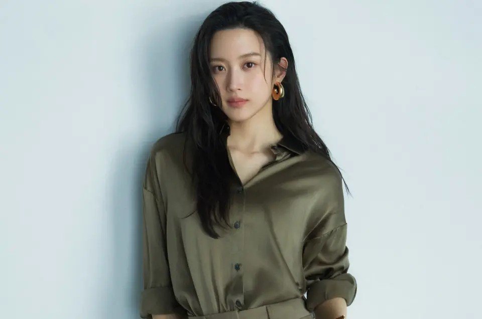 npomvtt's tweet photo. Mun Kayoung está analisando uma proposta para protagonizar o drama da tvN “Seorabeol Knife”, ao lado de Cha Eunwoo (ASTRO).

“Seorabeol Knife” é um drama de romance com temática culinária que conta a história de um chef italiano conhecido como a “tentação do Mediterrâneo” e de uma princesa destinada a se tornar o sol de Seorabeol. A trama acompanha o dono e chef principal de um restaurante com uma estrela Michelin, que viaja no tempo e vai parar em Silla após seguir uma profecia de 1.000 anos encontrada em uma caixa de mel folheada a ouro.

Lá, ele conhece uma exigente princesa apaixonada por gastronomia, que é a única integrante seonggol (a classe social mais alta do período de Silla) da família real. Juntos, os dois embarcam em uma jornada em busca dos melhores sabores da região.