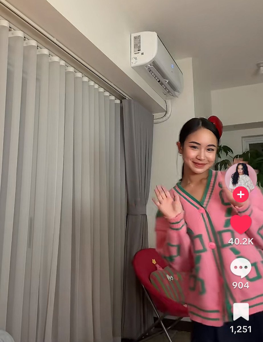 windfortala's tweet photo. umatras ka pa talaga cap at lumabas ng frame ha. may pinapakita ka sa likod mo no hahahaha oo na, may watermark nanaman na ⭐ post mo lagi lagi yan sya talaga. last time nakaprint sa sweater, ngayon naka topper sa plushie. OKAYYYY 🤭 https://t.co/hhaGk8jIQV