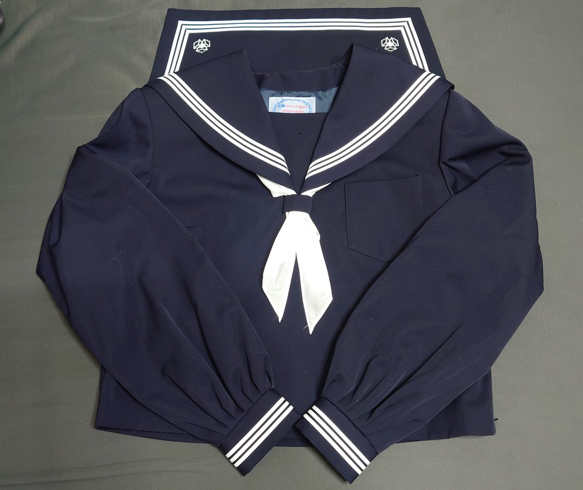miluJPuniform's tweet photo. その制服は新品で、1年以上前に購入したものだった。その後、学校は閉校したため、今では入手困難な貴重な品となっている。

#セーラー服
#住田町立有住中学校 https://t.co/QcbfhoNLxt