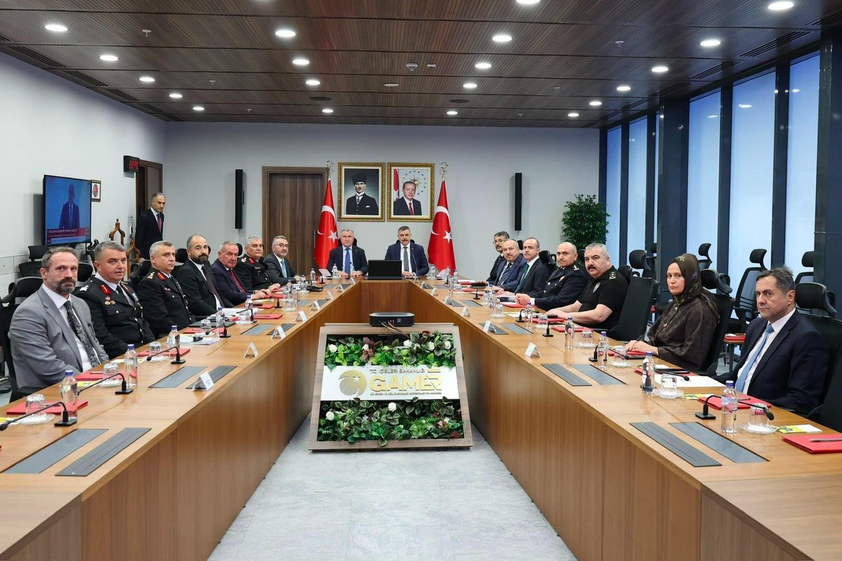 TC_UsakValiligi's tweet photo. Valimiz Sayın Dr. Serdar Kartal; İçişleri Bakanımız Sayın Mustafa Çiftçi ile Gençlik ve Spor Bakanımız Sayın Dr. Osman Aşkın Bak’ın başkanlığında, 81 il valimizin katılımıyla Video Konferans Sistemi (VKS) üzerinden gerçekleştirilen toplantıya katıldı.

Toplantıda; 2026-2027 eğitim-öğretim yılı öncesinde üniversitelerimiz ve öğrenci yurtlarında alınacak güvenlik tedbirleri değerlendirilerek, öğrencilerimizin huzur ve güven içerisinde eğitim hayatlarını sürdürebilmelerine yönelik yapılacak çalışmalar ele alındı.

Bu kapsamda; kampüs ve yurt çevrelerinde asayiş ve narkotik denetimlerinin artırılması, aydınlatma ve kamera sistemlerinin etkinliğinin sağlanması, özel güvenlik ve trafik tedbirlerinin güçlendirilmesine yönelik çalışmalar değerlendirildi.

Yeni eğitim-öğretim döneminde öğrencilerimizin güvenliğinin sağlanmasına yönelik denetim ve tedbirler kararlılıkla sürdürülecektir.

2026-2027 eğitim-öğretim yılının öğrencilerimiz, ailelerimiz ve eğitim camiamız için hayırlı olmasını diliyoruz.