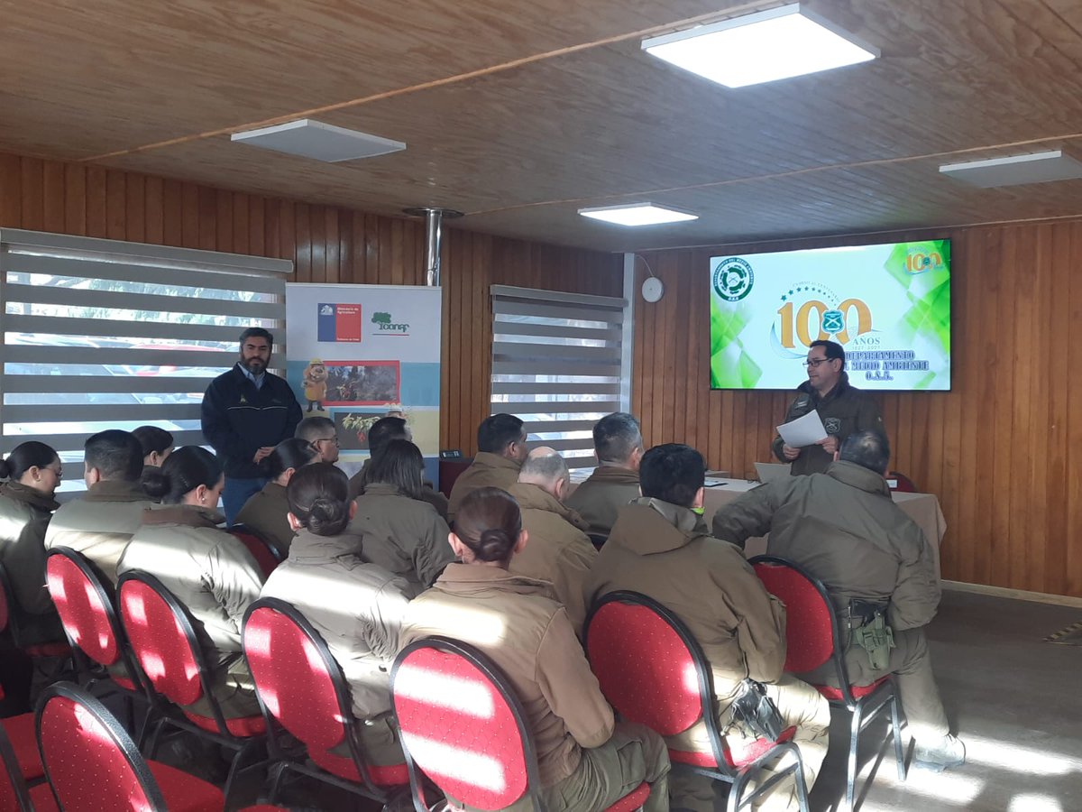 conaf_aysen's tweet photo. 🌲🔥 CONAF Aysén y OS5 de @Carabdechile capacitaron a 70 efectivos en Cochrane, Chile Chico, Pto. Aysén y Coyhaique sobre prevención de incendios forestales, fiscalización de quemas y uso del sistema SAQ.

Con esto, ya suman 300 carabineros instruidos en la región (2025-2026). https://t.co/PNr8twTMyz