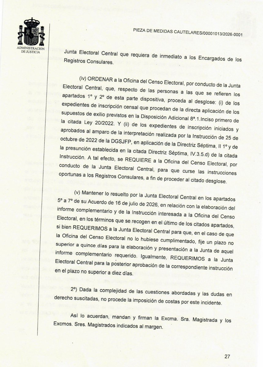elequidistante's tweet photo. El Supremo suspende cautelarmente las altas en el censo exterior por la vía del exilio de la ley de nietos.

Los recursos son de Vox y de Iustitia Europa, contra el acuerdo de la Junta Electoral Central del 16 de julio.

Afecta solo al primer supuesto de la disposición adicional octava, el de los descendientes de quienes perdieron la nacionalidad por el exilio. 

Los otros dos, hijos de españolas que la perdieron al casarse con un extranjero e hijos mayores de edad de quienes ya optaron, quedan fuera.

Lo que acuerda:

Al que aún no está inscrito en el CERA se le termina el expediente censal, pero la inscripción queda SUSPENDIDA hasta que haya sentencia.

Al que ya está inscrito no se le borra. 

Se le suspenden los efectos electorales de la inscripción para los procesos que se convoquen, también hasta sentencia.

La excepción: no rige la suspensión para aquellos respecto de los cuales el Registro Consular expida certificación de que el padre, madre, abuelo o abuela sufrió exilio acreditado, sin aplicar la presunción. 

El auto ordena a la Junta Electoral Central que requiera de inmediato a los Encargados de los Registros Consulares.

La ley exige exilio por razones políticas, ideológicas, de creencia o de orientación e identidad sexual. 

La Instrucción de octubre de 2022 hizo dos cosas con eso.

Una, desdobló el párrafo en dos supuestos, de forma que también puede optar el nacido fuera de España de padre, madre, abuelo o abuela originariamente español, sin exilio de por medio.

Dos, presumió el exilio de todo español que salió del país entre el 18 de julio de 1936 y el 31 de diciembre de 1955. 

Basta acreditar que se fue. No por qué se fue.

Lo que el Supremo congela no es la ley. Es la Instrucción.

Por eso ordena a la Oficina del Censo Electoral, a través de la Junta Electoral Central, que separe los expedientes: los que salen de aplicar directamente la ley y los que salen de la interpretación y de la presunción de la Instrucción. 

La Abogacía del Estado alegó en la vista que esa información nunca ha estado disponible.

Y pone plazos. 

Si la Oficina del Censo no ha entregado ya el informe complementario que la Junta le pidió el 16 de julio, la Junta tiene que fijarle uno de quince días como máximo. Diez días más para que la propia Junta apruebe la instrucción a la Oficina del Censo.

Sin costas, por la complejidad del asunto y las dudas de derecho.

El dato de fondo: el CERA tenía 2.333.056 electores en las generales de julio de 2023 y 2.715.986 el 1 de junio de 2026. 

382.930 más en tres años. 

Abril y mayo fueron los dos meses de mayor crecimiento de la serie, con 17.425 y 16.168 altas. 

Unos 2,4 millones de personas han iniciado los trámites de nacionalidad, según Exteriores. 

Cuánto de ese crecimiento viene de la presunción de exilio no lo sabe nadie, porque el desglose no existe. 

Es justo lo que el Supremo acaba de ordenar que se haga.

Y esto es una cautelar, no una sentencia. 

Todavía no se juzga si la Instrucción es ilegal, solo si esperar a la sentencia dejaría el recurso sin objeto. 

La Abogacía del Estado y la Fiscalía pidieron que no se acordara.

Esto es importantísimo. 

IMPORTANTÍSIMO.