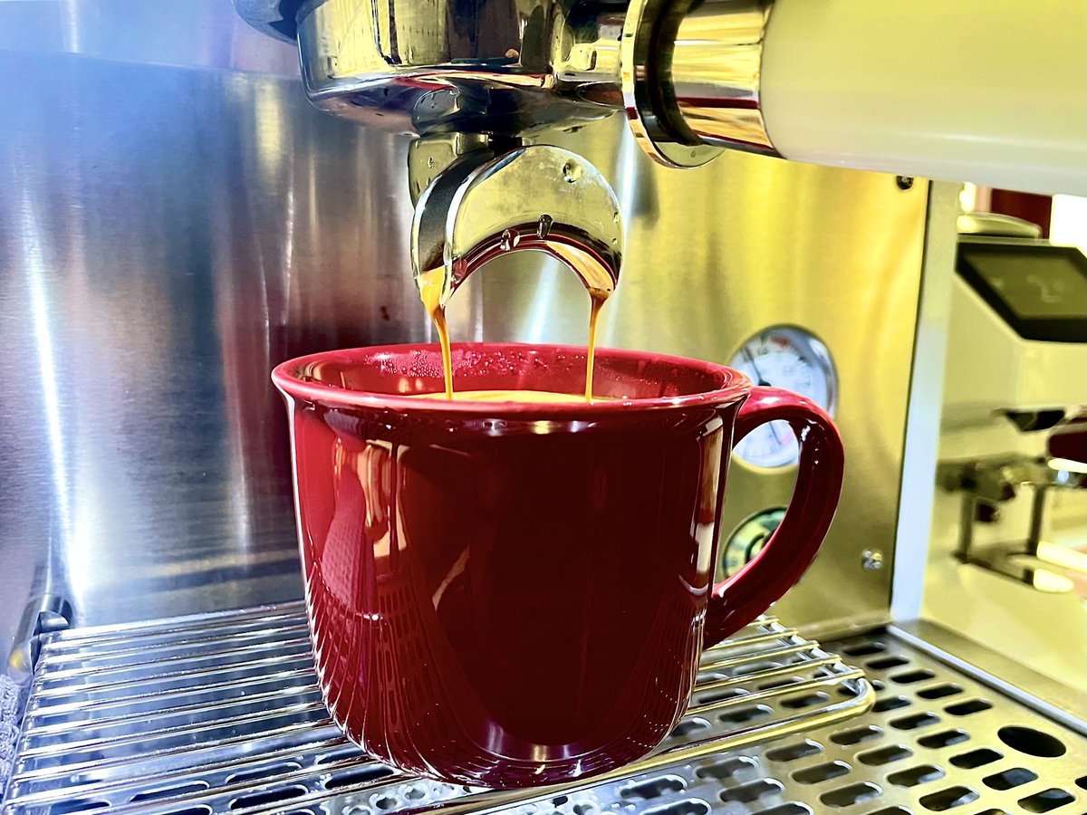NusiitaStrawber's tweet photo. Feeling the soft golden sunlight through window, coffee in hand, just wanted to pause the busy day for a minute ， https://t.co/Zt89qgnhiK