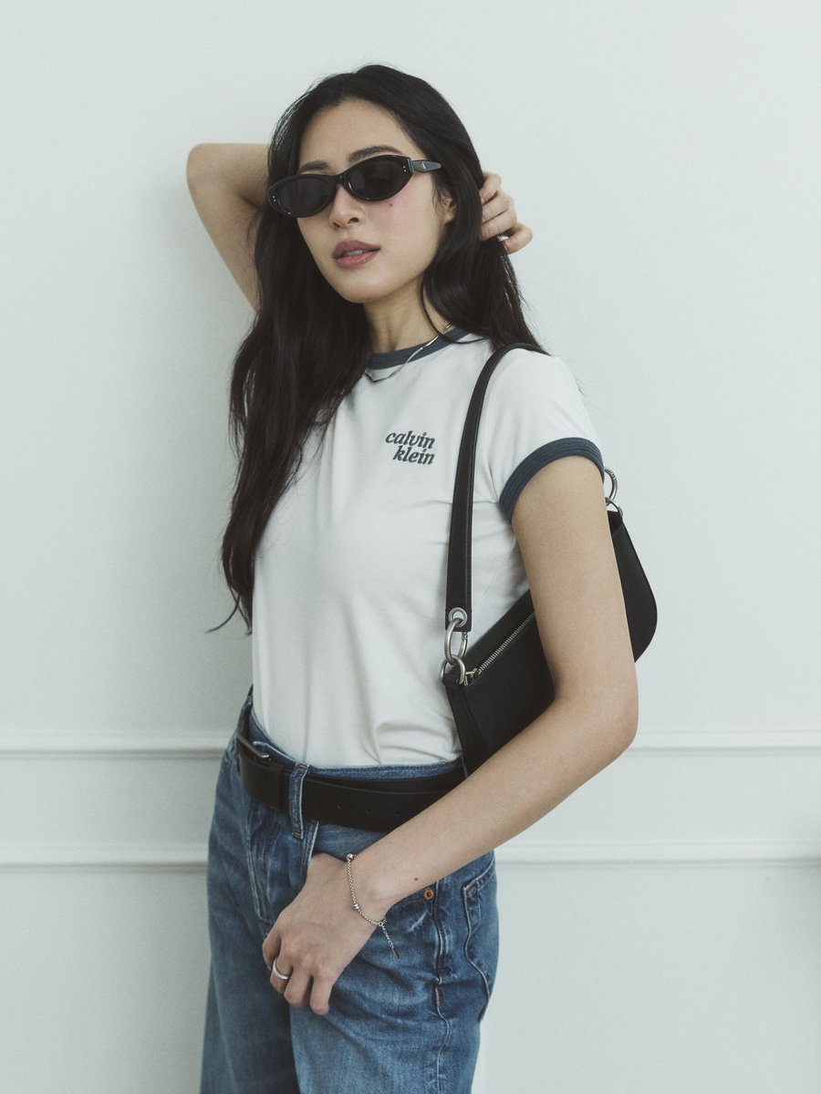 ParagonDepart's tweet photo. เผยลุค #หลิงหลิงคอง เตรียมออกเดินทางสู่มหานครนิวยอร์ก เพื่อร่วมชม Calvin Klein Collection Spring 27 Runway Show ในวันที่ 12 ก.ย. 69 เวลา 02.00 น. ตามเวลาประเทศไทย ซึ่งนับเป็นครั้งแรกของทั้งสามในการเข้าร่วมชมแฟชั่นโชว์ของ Calvin Klein

หลิงหลิงสวมไอเท็มจาก Calvin Klein Fall 2026 โดดเด่นด้วยกางเกงยีนส์ที่พอดีกับรูปร่างและสไตล์เฉพาะตัว ถ่ายทอดความมินิมอลอันเป็นเอกลักษณ์ของแบรนด์และสะท้อนความมั่นใจของแต่ละคนได้อย่างลงตัว
#calvinklein #linglingkwongxcalvinklein #linglingkwong #calvinkleinss27 #ParagonFashion #ParagonDepartmentStore #TheMallGroup