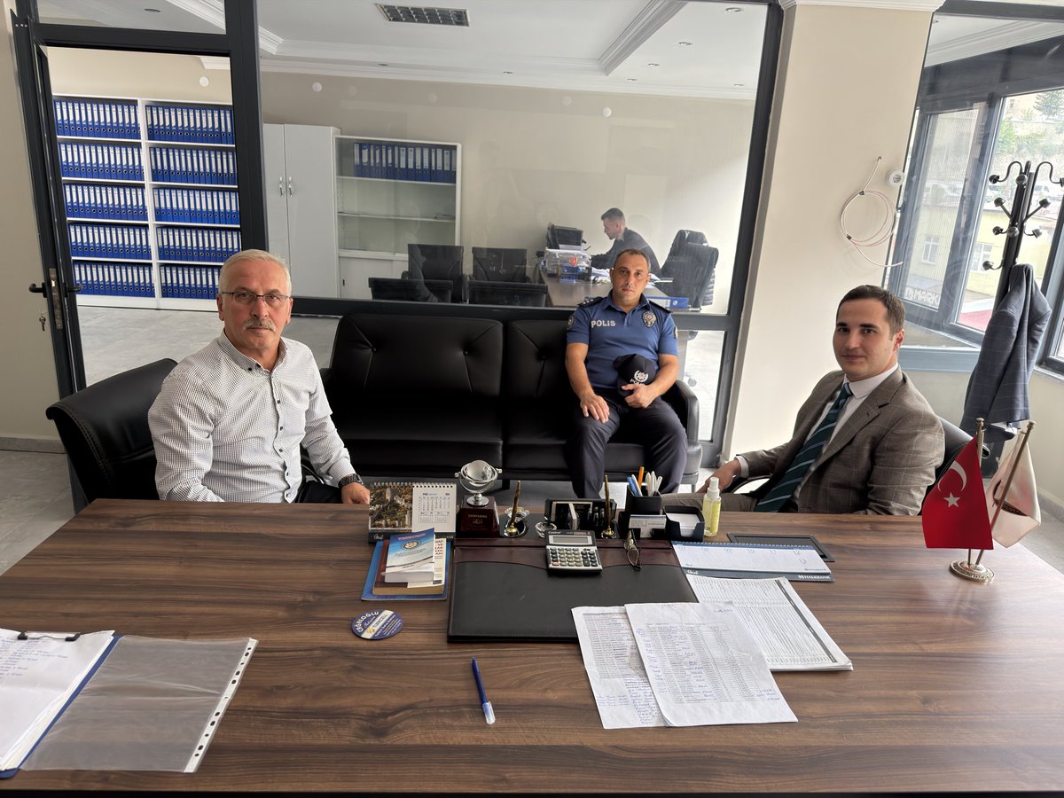 KurtunKy's tweet photo. Kaymakamımız Sayın Ahmet Faruk Beyazıt, İlçe Emniyet Amiri V. Fatih Mete ile birlikte Ziraat Odası Başkanı Yunus Karakaş ve Esnaf Sanatkarlar Şoförler ve Otomobilciler Odası Başkanı Erkan Temiz’i ziyaret etti. 🤝

Gerçekleştirilen ziyaretlerde ilçemizde tarım ve hayvancılığın mevcut durumu, üreticilerimizin karşılaştığı sorunlar, esnaf ve sanatkârlarımızın ihtiyaçları ile talepleri hakkında karşılıklı görüş alışverişinde bulunuldu.