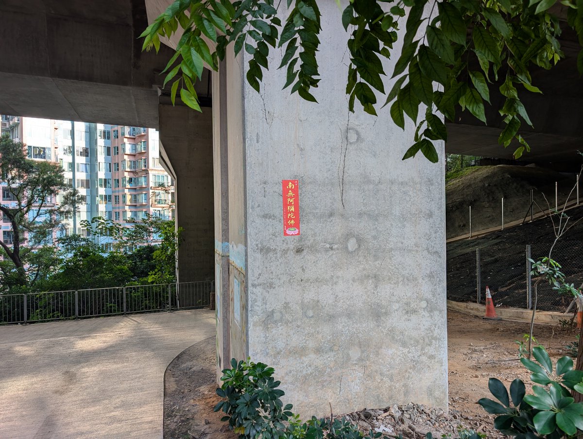 HaniZheng's tweet photo. 早晨散歩見到一座橋墩,分別是文藝青/小資青/大麻青/老登在四個面各自表達了😀 https://t.co/y1hpcunF6K