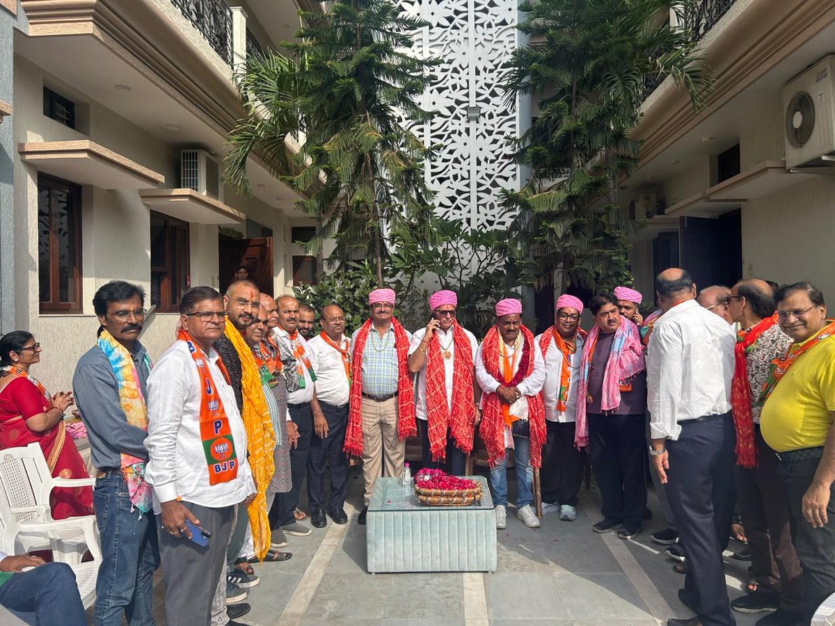 AshokParnamiBJP's tweet photo. 📍 जनसंपर्क | वार्ड संख्या 122
आज वार्ड 122 में क्षेत्र के सम्मानित नागरिकों व देवतुल्य कार्यकर्ताओं के बीच पहुँचकर भारतीय जनता पार्टी के कर्मठ एवं निष्ठावान पार्षद प्रत्याशी श्री घनश्याम चन्दलानी जी के समर्थन में सघन जनसंपर्क किया।
#Ward122 #BJP #sindhicolony #VoteForBJP #jaipur https://t.co/SVjfVoHIzw