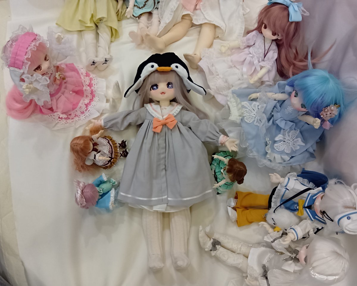 ururun_motch's tweet photo. がんばった
いや、ほんと、大変だった。
袖がめちゃくちゃ細くて、ハンドパーツ付けたままでは通らない。腕パーツも通らない。
なので、いったん手と腕を外し、凧糸を袖から通し、S字金具をゴムに引っ掛けたら凧糸をかなりの力で引っ張らないといけなかった。
着替えは苦行(><;
#maydoll
#檸檬猫 https://t.co/NtozYZvvZN