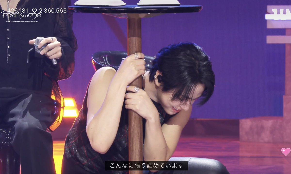 ___wb__ss's tweet photo. 腕相撲が白熱しすぎてテーブルが動いちゃうから、動かないように抑えに行くタキくんが優しくて気が利きすぎててすごい。
もし会社の同期にタキくんくらい気が利く人が居たら普通に嫉妬するレベルだわ https://t.co/pR50zjA9VH