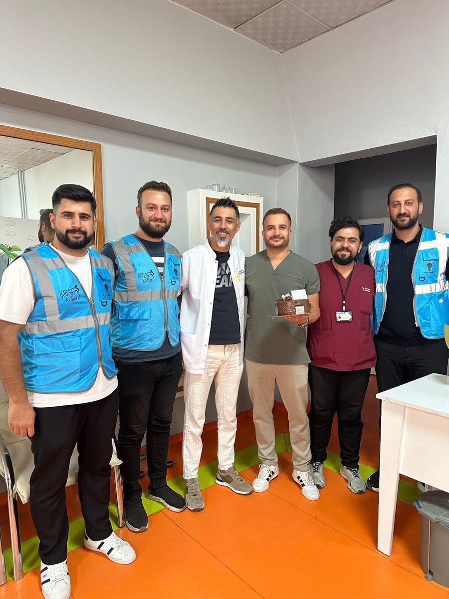 akgenclikbitlis's tweet photo. Sağlık Politikaları Birimi olarak, Fizyoterapistler Günü vesilesiyle kıymetli fizyoterapistlerimizi ziyaret ettik.

Sağlığın korunması ve yaşam kalitesinin artırılmasında özveriyle görev yapan tüm fizyoterapistlerimizin gününü kutluyor, emekleri için teşekkür ediyoruz. 🌿 https://t.co/TcvGaoHpnC