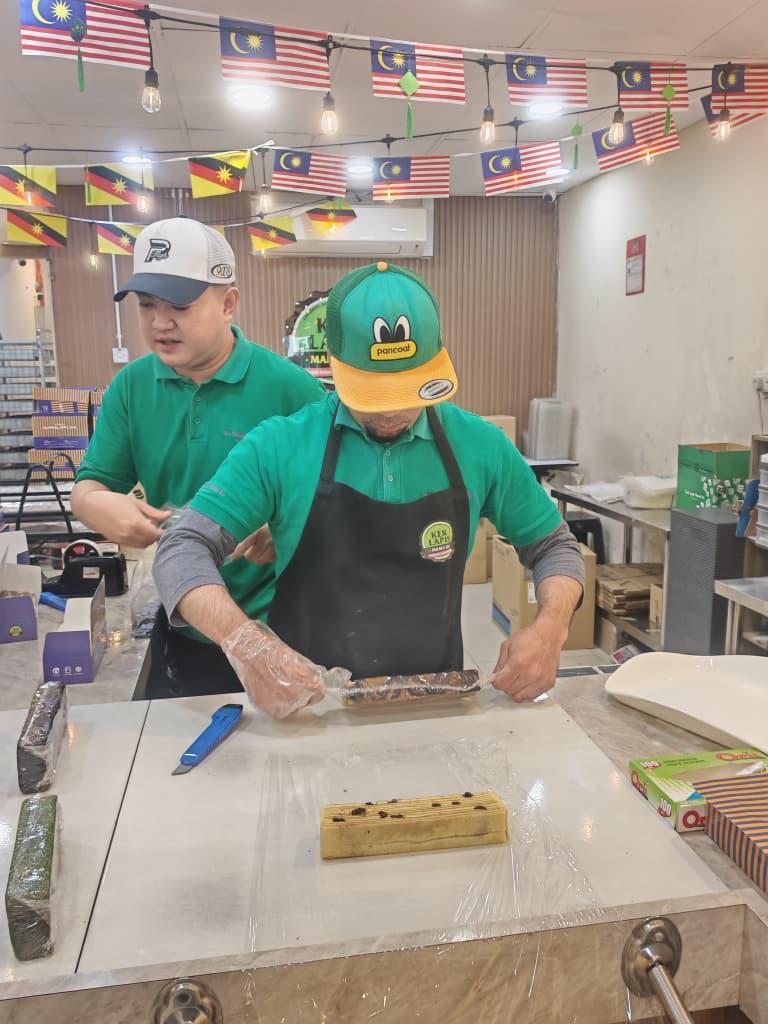 IvanRiceS's tweet photo. @yie_thin @SuperteamMY @solana @socoe_s @tan_mike @deadacc63737899 Kek lapis at Mama Su
Tried every flavour, but I think PDRM is my favourite. Kek lapis secured. 😌💚 #Lapeace

@SuperteamMY
@solana
@socoe_s
 
@tan_mike
@yie_thin
@deadacc63737899 https://t.co/uQO2PVKZQc