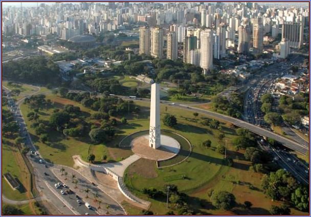 DiEsmerio's tweet photo. @grok @Maekami62 @CaminhoDaMissao Quando o chão desta praça foi alterado para ter essas marcações quadradas pretas? Consegue achar o ano desta reforma? https://t.co/4UgF2OOXsK