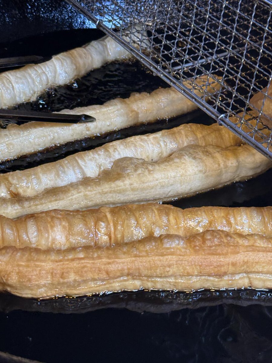 Maaaaaaaaaaaaa_'s tweet photo. Craving late-night street vibes Just had a warm crispy fried dough stick  with soy milk—total comfort after a long day! https://t.co/8HY97PXFLT