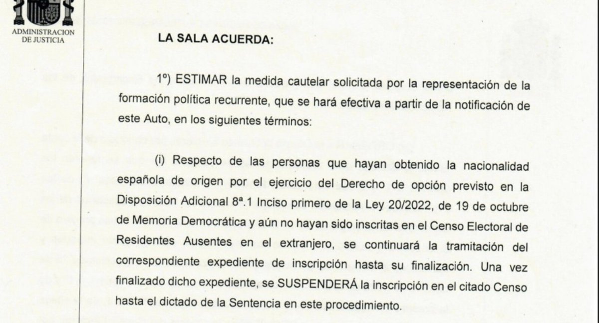 iuristoteles's tweet photo. 🚨Unas aclaraciones sobre esta noticia:

1/ El problema de fondo es la Instrucción irregular de 25 de Octubre de 2022 (lo explico abajo). El Auto distingue tres grupos:

a) Nacionalizados por la Disposición Adicional 8 de la Ley 20/22 pero que NO están en el CERA: se termina el expediente pero no se les incluye en el censo hasta que se dicte sentencia.

b) Nacionalizados y ya inscritos en el CERA: se suspenden los efectos electorales hasta la sentencia. Es decir, que no podrían votar.

c) Los que adquirieron los derechos sin que influyese la presunción de la Instrucción irregular de 25 de octubre de 2022, de Sofía Puente (que es el problema de fondo), quedan fuera de la suspensión.