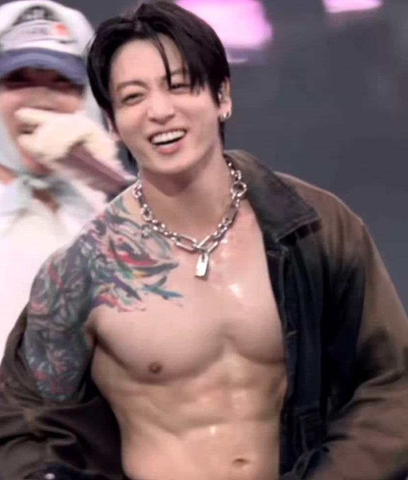 AboutMusicYT's tweet photo. Jungkook reacts to Justin Bieber reposting his abs:

"?!" https://t.co/R3lCp3TemI