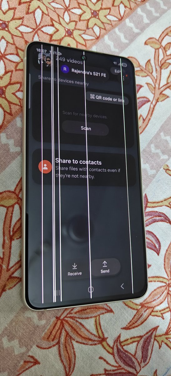 Rverma2311's tweet photo. @samsungmobile @SamsungIndia मेरे Samsung S21 FE में अब 5 Green Lines और 1 Pink Line आ चुकी हैं। इस शानदार उपलब्धि पर Samsung और मुझे बहुत-बहुत बधाई! 😡 अब तो Samsung को इसकी जिम्मेदारी लेनी ही चाहिए। #SamsungS21FE #GreenLine #SamsungIndia https://t.co/bZLS7XdD3v