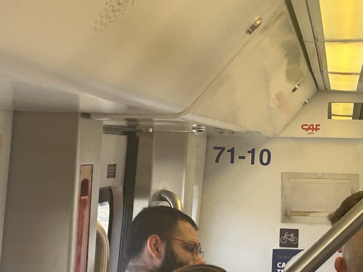 ToniPereo's tweet photo. @sferroviarism @jluismateo10 @JoseRamonOrta @mobihab_GOIB @goib @LVALLEA @TIB_Mallorca I no seria millor mantenir els trens actuals?
09/09/2026 Tren Palma Inca de les 14:15. Cotxes 71-10 i 71-09. Només 2 vagons. Gent dreta des de la sortida.
Això és bon servei? https://t.co/yYFYxMDwMg