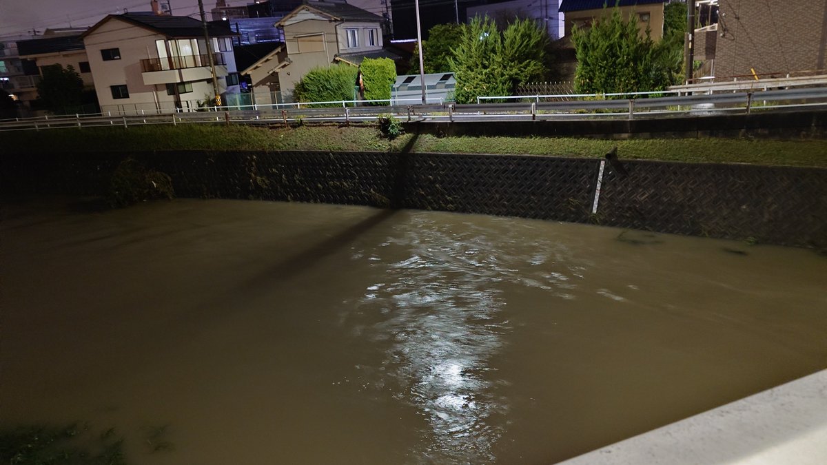 taochan07's tweet photo. 鶴舞線の上、天白川植田川付近、もうかなりよさそう。
歩道冠水とかはないです。
車もけっこう流れてますよー
写真は植田川。 https://t.co/W9QOkyoT0M