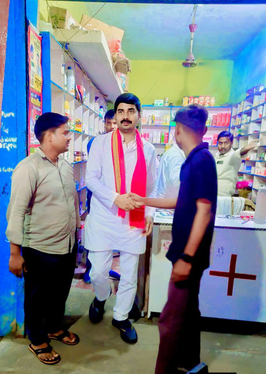 DHIRENDRAYADAV7's tweet photo. #लक्ष्य2027 #विधानसभा क्षेत्र #शोहरतगढ़ के #बढ़नी मे #बूथों पर #PDAजनसंपर्क  के माध्यम से 2027 में मा० @yadavakhilesh जी के नेतृत्व में #सरकार बनाने का आह्वान किया। 🙏
 
#शोहरतगढ़_मांगे_डॉ_धीरेन्द्र_यादव 
@dimpleyadav @palshyamLalsp @NareshUttamSP @shivpalsinghyad @AlokRanjanIAS https://t.co/XCbyWrtZRz