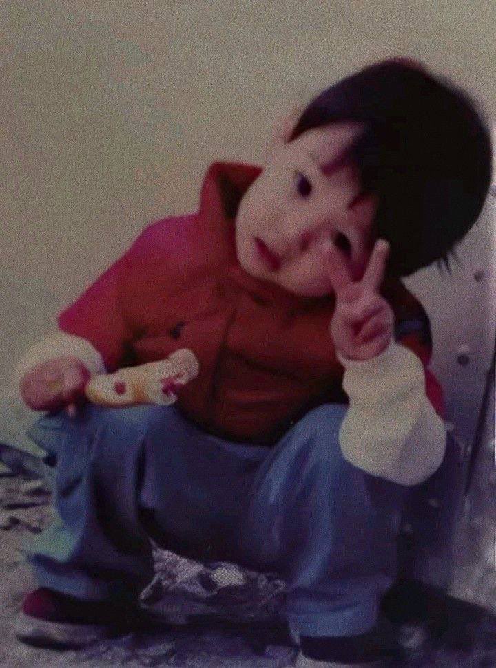 BabyKooPH's tweet photo. Jungkook carrying a tiny little Kookie… 🥹🐰💜

He has a keychain of his own childhood photo and I—😭😭😭

Baby Koo really carries Baby Koo everywhere. 🥺🫶

CTTO https://t.co/R63BRgglZF