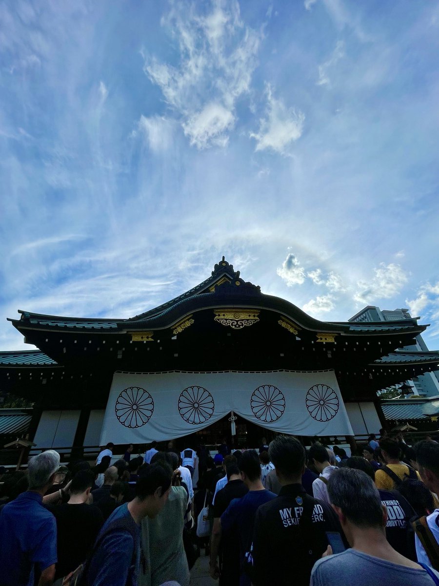 AmitouRen's tweet photo. 千秋楽を終え、今日は久しぶりの仕事へ。

なんだか、昭和から令和へ帰ってきたような感覚。
なかなか心が追いつかない一日でした。

『流れる雲よ』で、戦時中を生きる母・竹山なみとして過ごした日々。

いつ命を失うか分からない。
いつ大切な人がいなくなるか分からない。

「これが最後の食事になるかもしれない」
そんなことを考えながら、直彦のためにお稲荷さんを作り、
「どうか無事でありますように」と願い続けました。

明日が当たり前ではないからこそ、
一緒にいられること、ご飯を食べられること、笑えること。
そんな小さなことが、とても大きな幸せだったのだと思います。

そして今日、令和の日常に戻っ���感じた違和感。

忙しなく行き交う人たち。
疲れた表情で、下を向いて歩く人たち。

今を生きる私たちにも、それぞれの苦しさがある。
それでも、平和になった今、
私たちは「当たり前」に少し慣れすぎてしまったのかもしれない。

明日が来ること。
大切な人が今日も生きていること。
「行ってらっしゃい」と送り出し、
「��かえり」と迎えられること。

本当は、そのすべてが当たり前じゃない。

戦争の時代に戻りたいわけではない。
二度と繰り返してはいけない歴史だからこそ、
その先にある「今」を、もっと大切に生きたい。

『平和な未来へ。愛を込めて』

舞台を降りても、この言葉を忘れずに。

明日があることを当たり前と思わず、
今日出会えた人を大切に。

一瞬一瞬に、ちゃんと命を燃やして生きていきたい。

#流れる雲よ 
#流れる雲よ2026 
#平和