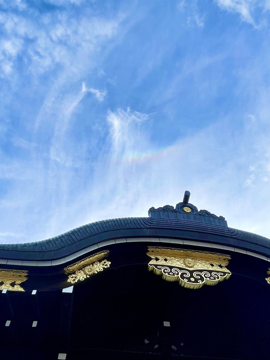 AmitouRen's tweet photo. 千秋楽を終え、今日は久しぶりの仕事へ。

なんだか、昭和から令和へ帰ってきたような感覚。
なかなか心が追いつかない一日でした。

『流れる雲よ』で、戦時中を生きる母・竹山なみとして過ごした日々。

いつ命を失うか分からない。
いつ大切な人がいなくなるか分からない。

「これが最後の食事になるかもしれない」
そんなことを考えながら、直彦のためにお稲荷さんを作り、
「どうか無事でありますように」と願い続けました。

明日が当たり前ではないからこそ、
一緒にいられること、ご飯を食べられること、笑えること。
そんな小さなことが、とても大きな幸せだったのだと思います。

そして今日、令和の日常に戻っ���感じた違和感。

忙しなく行き交う人たち。
疲れた表情で、下を向いて歩く人たち。

今を生きる私たちにも、それぞれの苦しさがある。
それでも、平和になった今、
私たちは「当たり前」に少し慣れすぎてしまったのかもしれない。

明日が来ること。
大切な人が今日も生きていること。
「行ってらっしゃい」と送り出し、
「��かえり」と迎えられること。

本当は、そのすべてが当たり前じゃない。

戦争の時代に戻りたいわけではない。
二度と繰り返してはいけない歴史だからこそ、
その先にある「今」を、もっと大切に生きたい。

『平和な未来へ。愛を込めて』

舞台を降りても、この言葉を忘れずに。

明日があることを当たり前と思わず、
今日出会えた人を大切に。

一瞬一瞬に、ちゃんと命を燃やして生きていきたい。

#流れる雲よ 
#流れる雲よ2026 
#平和