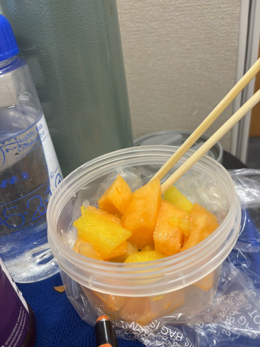TheMonkeyDiet's tweet photo. Chopsticks make eating produce more fun! ☀️🤔 https://t.co/Og9TY7sUmf
