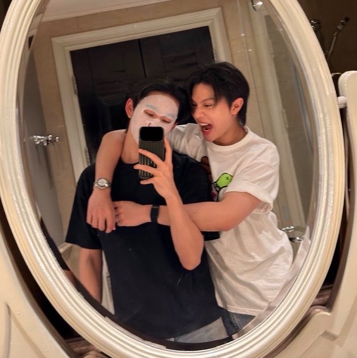 wepfiles's tweet photo. 🦈: จับใจความได้ว่า “ดาราเขาคิดถึงกัน เราเป็นชาวบ้าน เราห๊ะะะะะ เลยอ๋อออออ เป็นงั้นไป”

5555555555555555 นางเม้าดารา E ลงรูปกอดแฟน พูดยังไงก็เข้าตัวเองนะลูกนะ คิดถึงแฟนน่ะ แม่รู้แล้ว ๆ  🫂♥️🫂

SERVE THE FEELS WITH EST  
#ดีน่าโฉมใหม่xเอสศุภ #est_rvp https://t.co/rtuW9mavx2